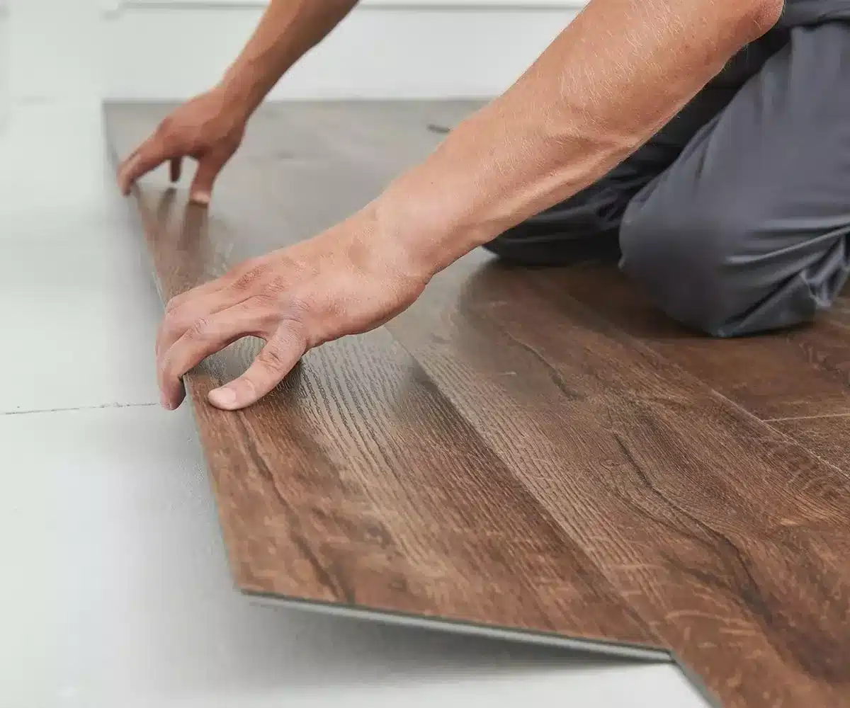 Entreprise de revêtements de sol au Havre spécialisée en pose de PVC, parquet et carrelage avec finitions soignées et durables.